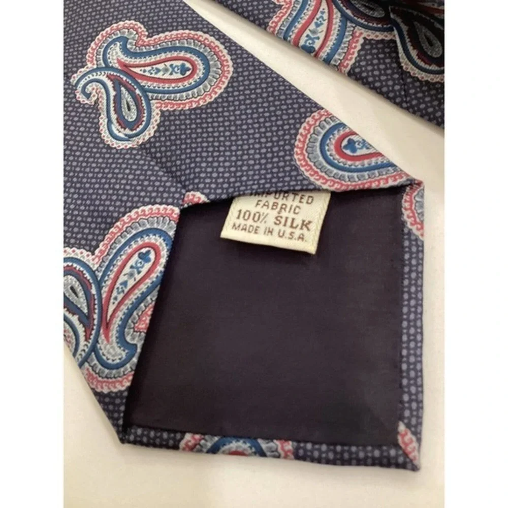 Meeting Street Gentlemen Clothiers Designer 100% Silk Gray Paisley Men’s TIE‎
